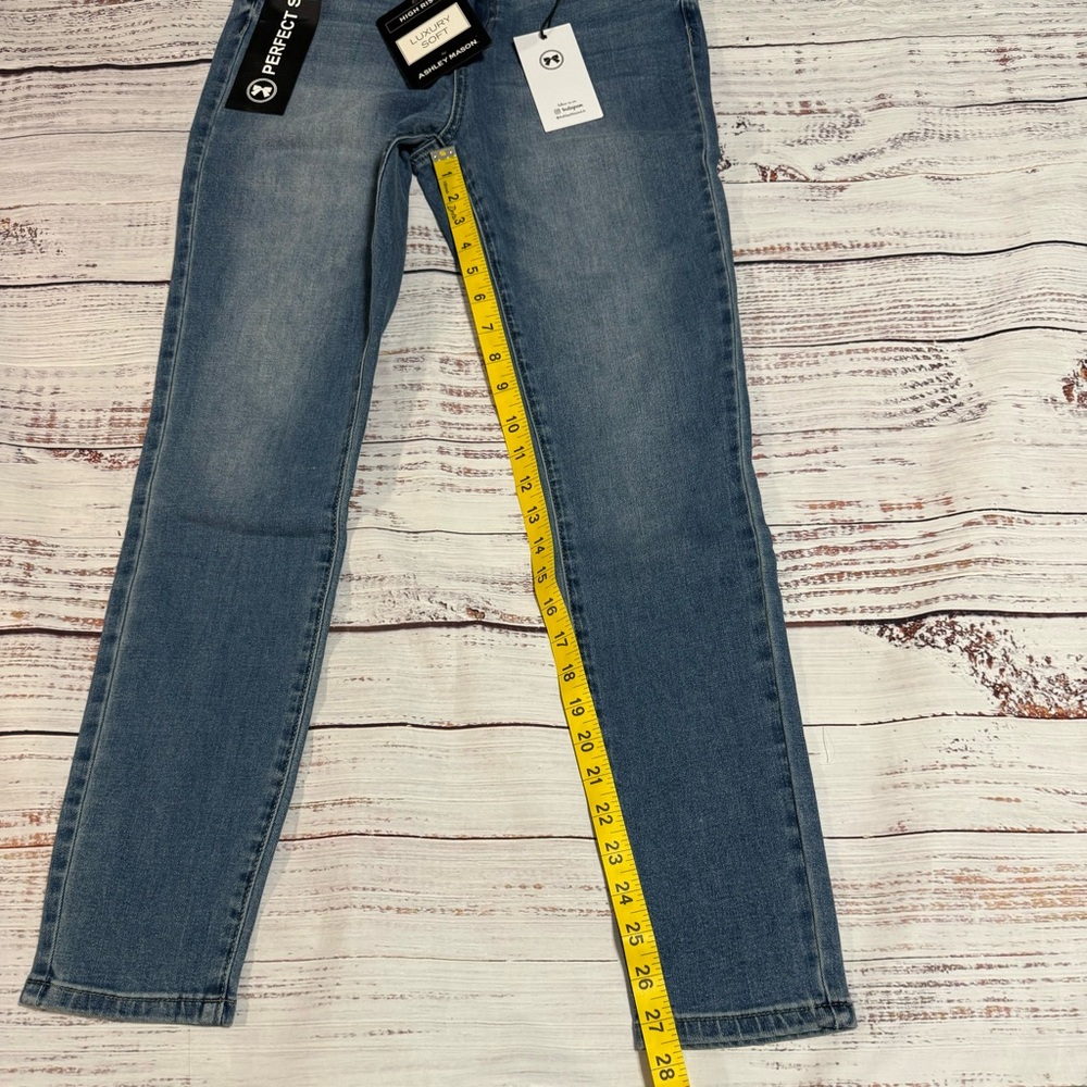 Ashley Mason Women's Skinny Jeans in Classic Blue - Picture 3 of 7